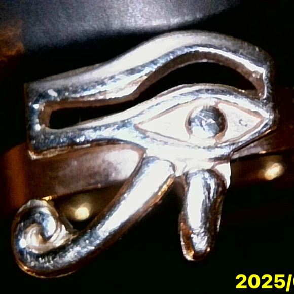 Egyptian Museum: Eye of Horus 18K Gold Ring - Adjustable Band - Picture 6 of 14